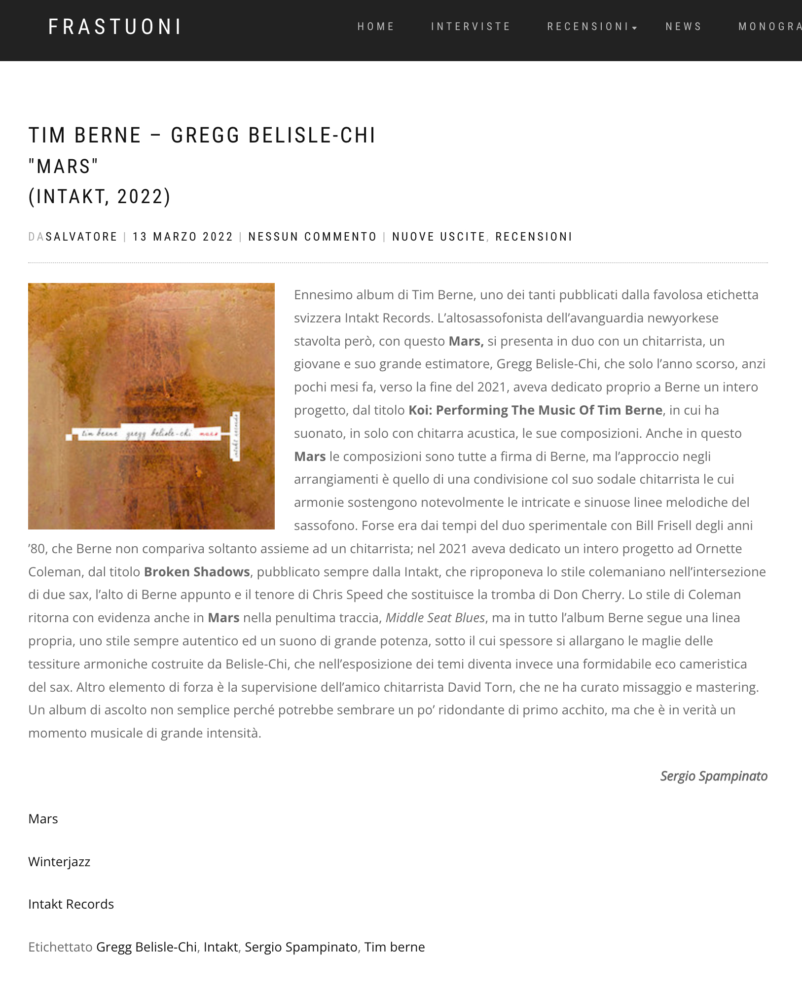 Ennesimo album di Tim Berne, uno dei tanti pubblicati dalla favolosa etichetta svizzera Intakt Records. L’altosassofonista dell’avanguardia newyorkese stavolta però, con questo Mars, si presenta in duo con un chitarrista, un giovane e suo grande estimatore, Gregg Belisle-Chi, che solo l’anno scorso, anzi pochi mesi fa, verso la fine del 2021, aveva dedicato proprio a Berne un intero progetto, dal titolo Koi: Performing The Music Of Tim Berne, in cui ha suonato, in solo con chitarra acustica, le sue composizioni. Anche in questo Mars le composizioni sono tutte a firma di Berne, ma l’approccio negli arrangiamenti è quello di una condivisione col suo sodale chitarrista le cui armonie sostengono notevolmente le intricate e sinuose linee melodiche del sassofono. Forse era dai tempi del duo sperimentale con Bill Frisell degli anni ’80, che Berne non compariva soltanto assieme ad un chitarrista; nel 2021 aveva dedicato un intero progetto ad Ornette Coleman, dal titolo Broken Shadows, pubblicato sempre dalla Intakt, che riproponeva lo stile colemaniano nell’intersezione di due sax, l’alto di Berne appunto e il tenore di Chris Speed che sostituisce la tromba di Don Cherry. Lo stile di Coleman ritorna con evidenza anche in Mars nella penultima traccia, Middle Seat Blues, ma in tutto l’album Berne segue una linea propria, uno stile sempre autentico ed un suono di grande potenza, sotto il cui spessore si allargano le maglie delle tessiture armoniche costruite da Belisle-Chi, che nell’esposizione dei temi diventa invece una formidabile eco cameristica del sax. Altro elemento di forza è la supervisione dell’amico chitarrista David Torn, che ne ha curato missaggio e mastering. Un album di ascolto non semplice perché potrebbe sembrare un po’ ridondante di primo acchito, ma che è in verità un momento musicale di grande intensità.