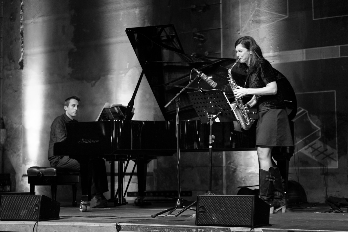 Alexander Hawkins and Angelika Niescier on stage  Viktoria Sophie Conzelmann