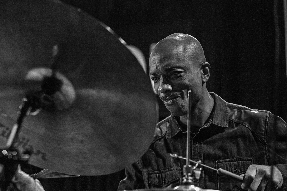 BORDERLANDS TRIO STEPHAN CRUMP - KRIS DAVIS - ERIC MCPHERSON WANDERSPHERE Intakt CD 370 Live at Jazzdor Strasbourg Photo by Patrick Lambin