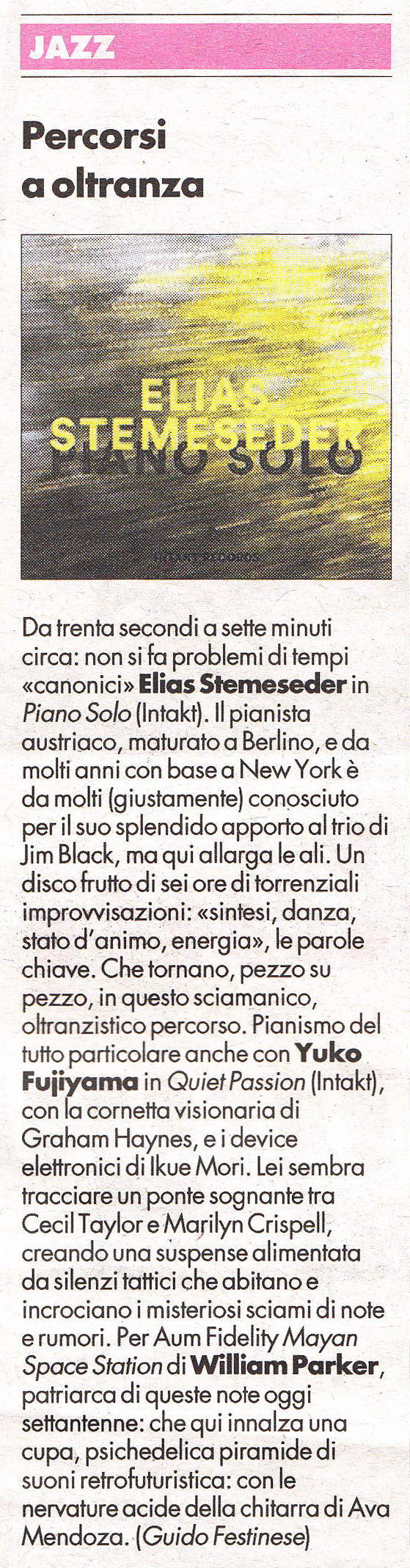 Da trenta secondi a sette minuti
			circa: non si fa problemi di tempi
			«canonici» Elias Stemeseder in
			Piano Solo (Intakt). Il pianista
			austriaco, maturato a Berlino, e da
			molti anni con base a New York è
			da molti (giustamente) conosciuto
			per il suo splendido apporto al trio di
			Jim Black, ma qui allarga le ali.