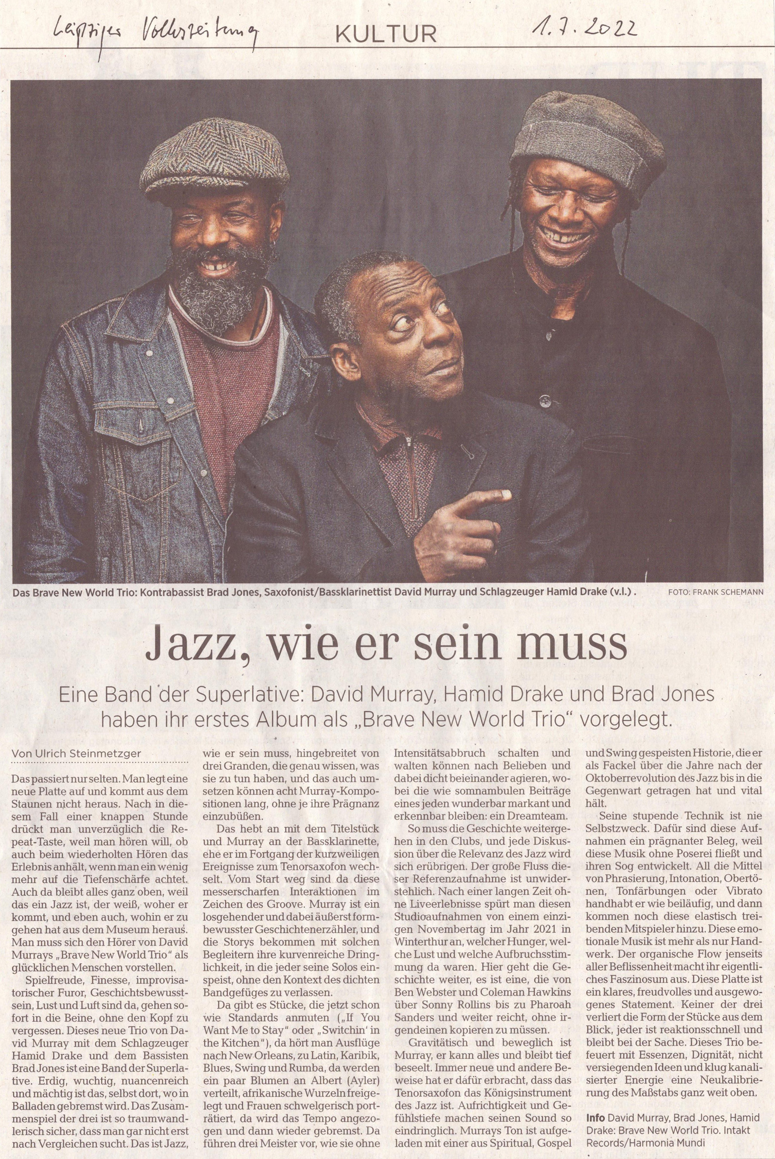Das passiert nur selten. Man legt eine
							sie zu tun haben, und das auch um-
							dabei dicht beieinander agieren, wo-
							Oktoberrevolution des Jazz bis in die
							neue Platte auf und kommt aus dem
							setzen können acht Murray-Kompo-
							bei die wie somnambulen Beiträge
							Gegenwart getragen hat und vital
							Staunen nicht heraus. Nach in die-
							sitionen lang, ohne je ihre Prägmanz
							eines jeden wunderbar markant und
							halt.