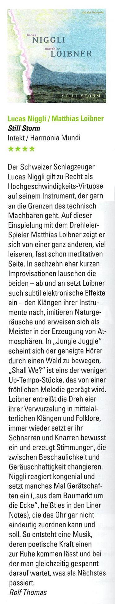 Der Schweizer Schlaqzeuger
									Lucas Niggli gilt zu Recht als
									Hochgeschwindigkeits-Virtuose
									auf seinem Instrument, der gern
									an die Grenzen des technisch
									Machbaren geht. Auf dieser
									Einspielung mit dem Drehleier-
									Spieler Matthias Loibner zeigt er
									sich von einer ganz anderen, viel
									leiseren, fast schon meditativen
									Seite.