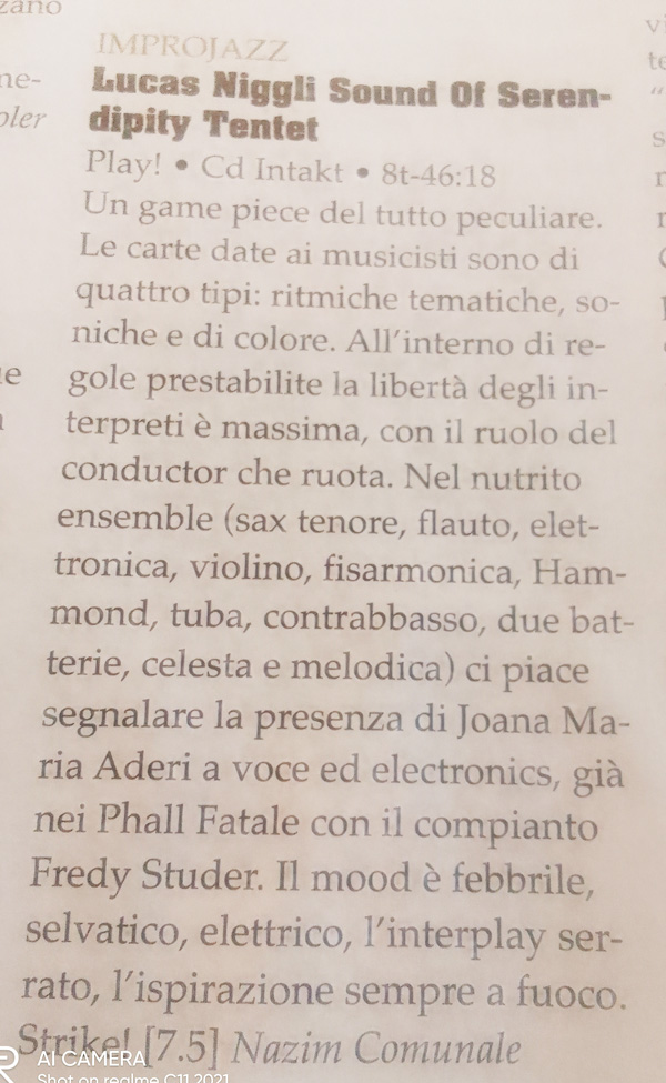 Un game piece del tutto peculiare.
		Le carte date ai musicisti sono di quattro tipi: ritmiche tematiche, soniche e di colore. All'interno di re-
		e
		gole prestabilite la libertà degli interpreti è massima, con il ruolo del conductor che ruota. Nel nutrito ensemble (sax tenore, flauto, elet-
		tronica, violino, fisarmonica, Ham-
		mond, tuba, contrabbasso, due bat-terie, celesta e melodica) ci piace segnalare la presenza di Joana Maria Aderi a voce ed electronics, già nei Phall Fatale con il compianto Fredy Studer. Il mood è febbrile, selvatico, elettrico, l'interplay ser-rato, l'ispirazione sempre a fuoco.
		StrikeR