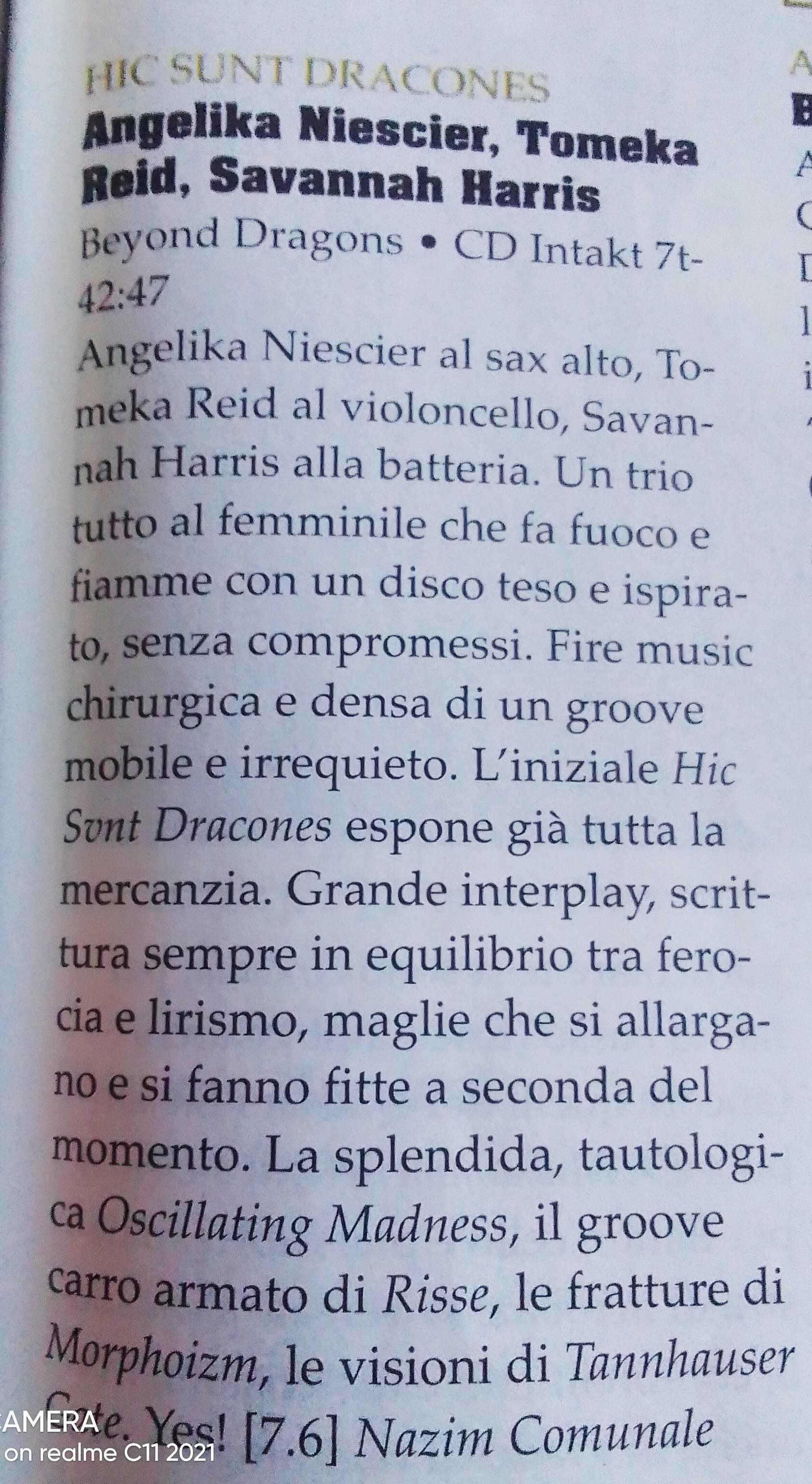 Angelika Niescier al sax alto, To-meka Reid al violoncello, Savan-nah Harris alla batteria. Un trio tutto al femminile che fa fuoco e fiamme con un disco teso e ispira-to, senza compromessi. Fire music chirurgica e densa di un groove mobile e irrequieto. L'iniziale Hic Sunt Dracones espone già tutta la mercanzia. Grande interplay, scrittura sempre in equilibrio tra ferocia e lirismo, maglie che si allargano e si fanno fitte a seconda del momento. La splendida, tautologica Oscillating Madness, il groove carro armato di Risse, le fratture di Morphoizm, le visioni di Tannhauser
							ot on realme C11 2021
							CAMERARos!