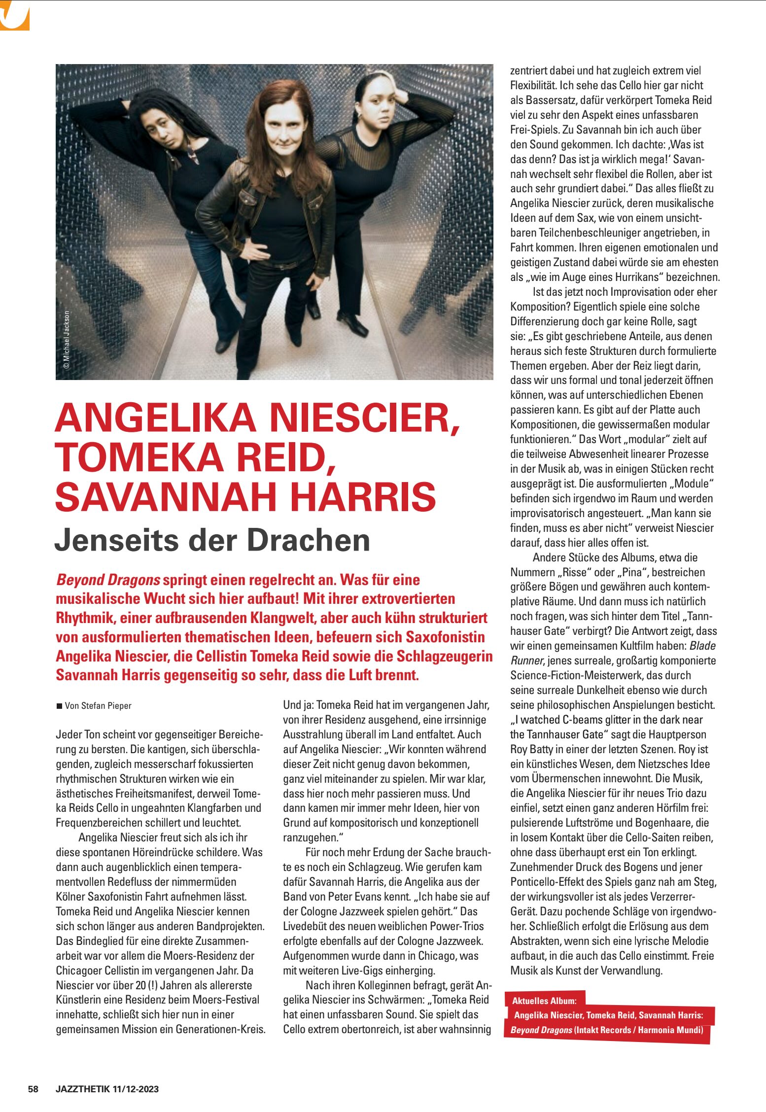 Beyond Dragons springt einen regelrecht an. Was für eine musikalische Wucht sich hier aufbaut! Mit ihrer extrovertierten Rhythmik, einer aufbrausenden Klangwelt, aber auch kühn strukturiert von ausformulierten thematischen Ideen, befeuern sich Saxofonistin Angelika Niescier, die Cellistin Tomeka Reid sowie die Schlagzeugerin Savannah Harris gegenseitig so sehr, dass die Luft brennt.