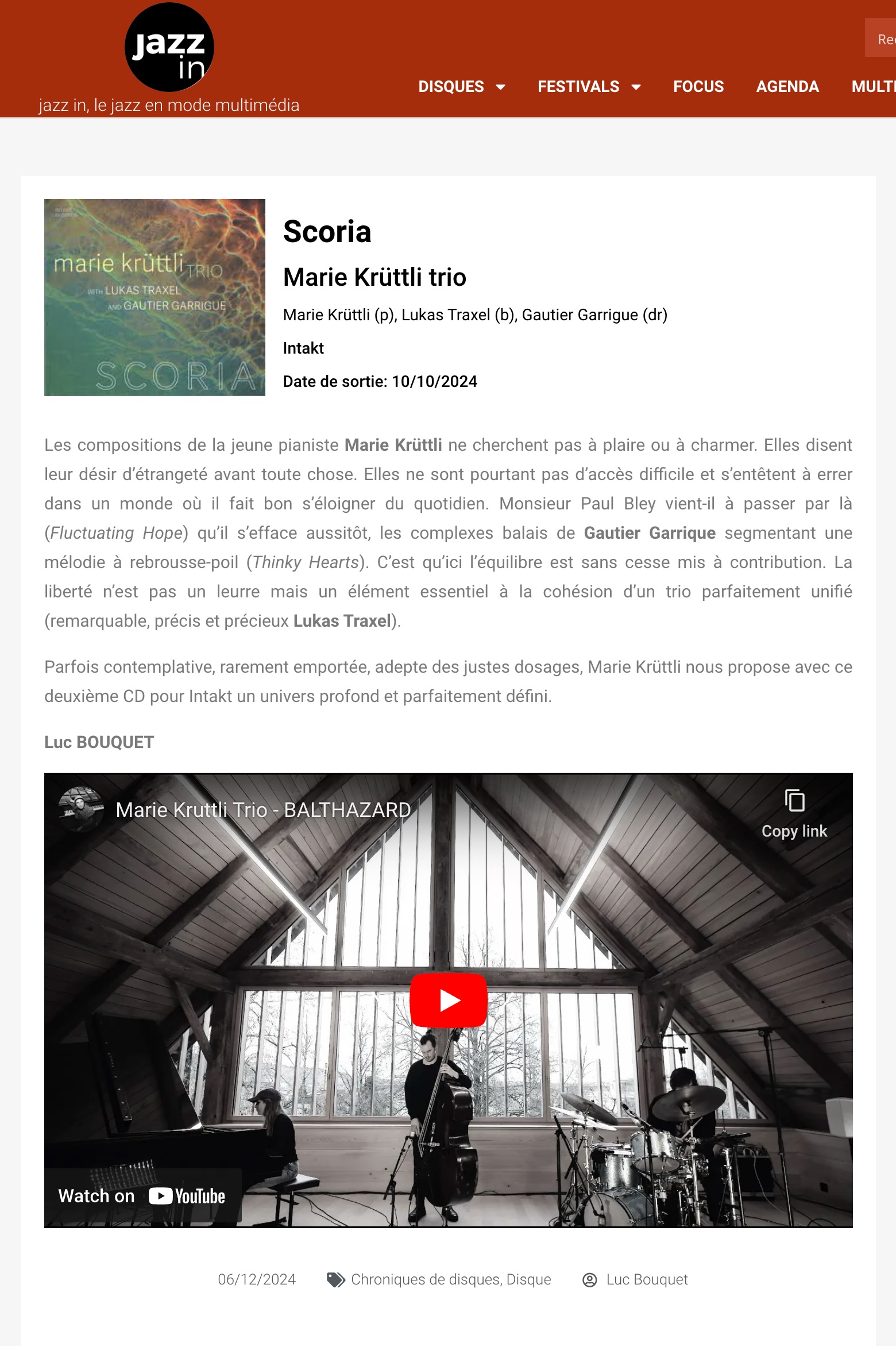 Les compositions de la jeune pianiste Marie Krüttli ne cherchent pas à plaire ou à charmer. Elles disent leur désir d’étrangeté avant toute chose. Elles ne sont pourtant pas d’accès difficile et s’entêtent à errer dans un monde où il fait bon s’éloigner du quotidien. Monsieur Paul Bley vient-il à passer par là (Fluctuating Hope) qu’il s’efface aussitôt, les complexes balais de Gautier Garrique segmentant une mélodie à rebrousse-poil (Thinky Hearts). C’est qu’ici l’équilibre est sans cesse mis à contribution. La liberté n’est pas un leurre mais un élément essentiel à la cohésion d’un trio parfaitement unifié (remarquable, précis et précieux Lukas Traxel).