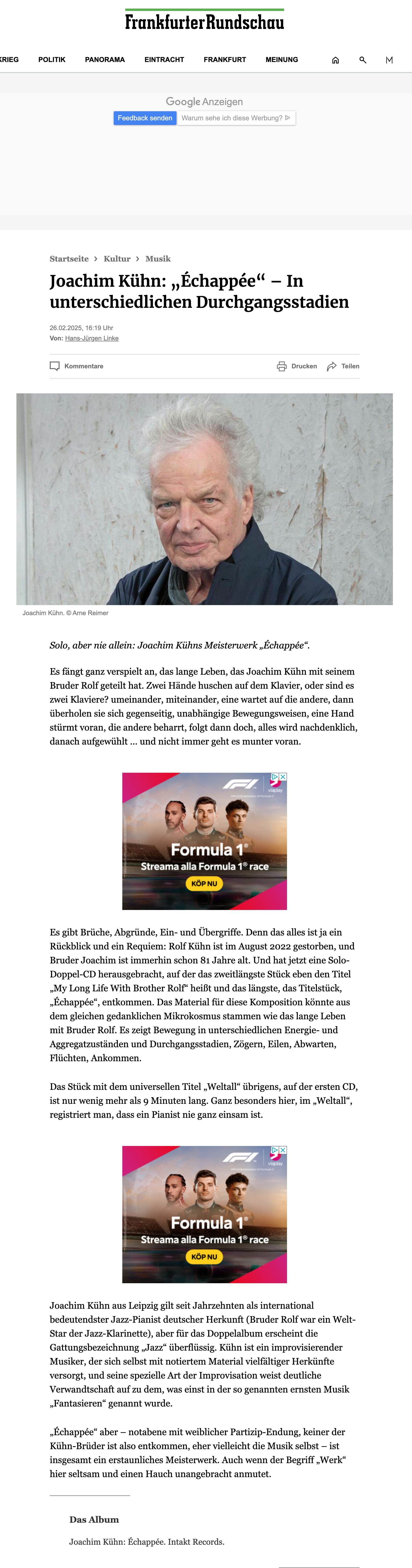 Es fängt ganz verspielt an, das lange Leben, das Joachim Kühn mit seinem Bruder Rolf geteilt hat. Zwei Hände huschen auf dem Klavier, oder sind es zwei Klaviere? umeinander, miteinander, eine wartet auf die andere, dann überholen sie sich gegenseitig, unabhängige Bewegungsweisen, eine Hand stürmt voran, die andere beharrt, folgt dann doch, alles wird nachdenklich, danach aufgewühlt ... und nicht immer geht es munter voran.